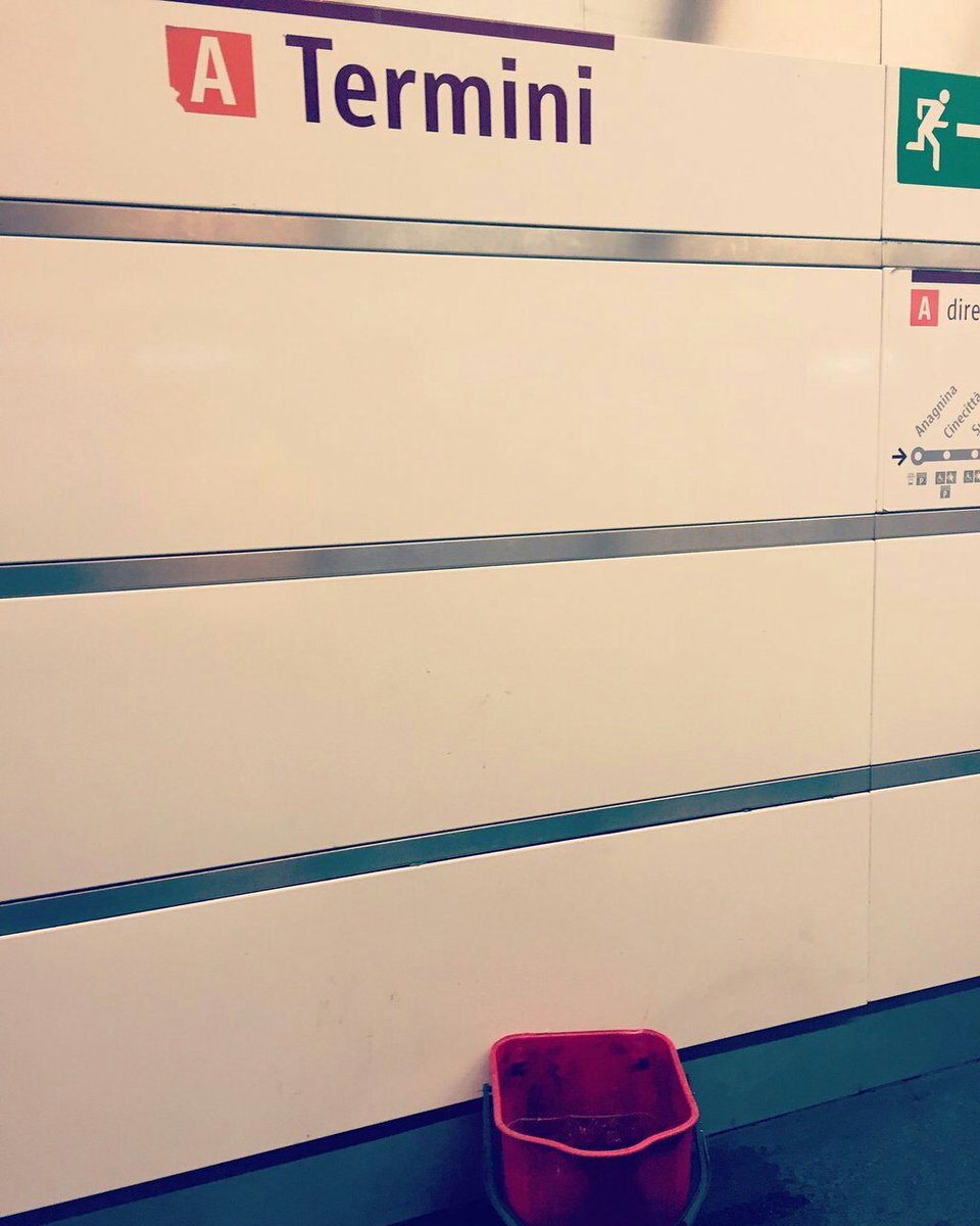 InstaTramm's tweet photo. Di @aranciatina :"Chi l'ha detto che #Atac  spreca. Qua raccoglie persino l'acqua che cade dal soffitto" https://t.co/XeUpvOlFeq
