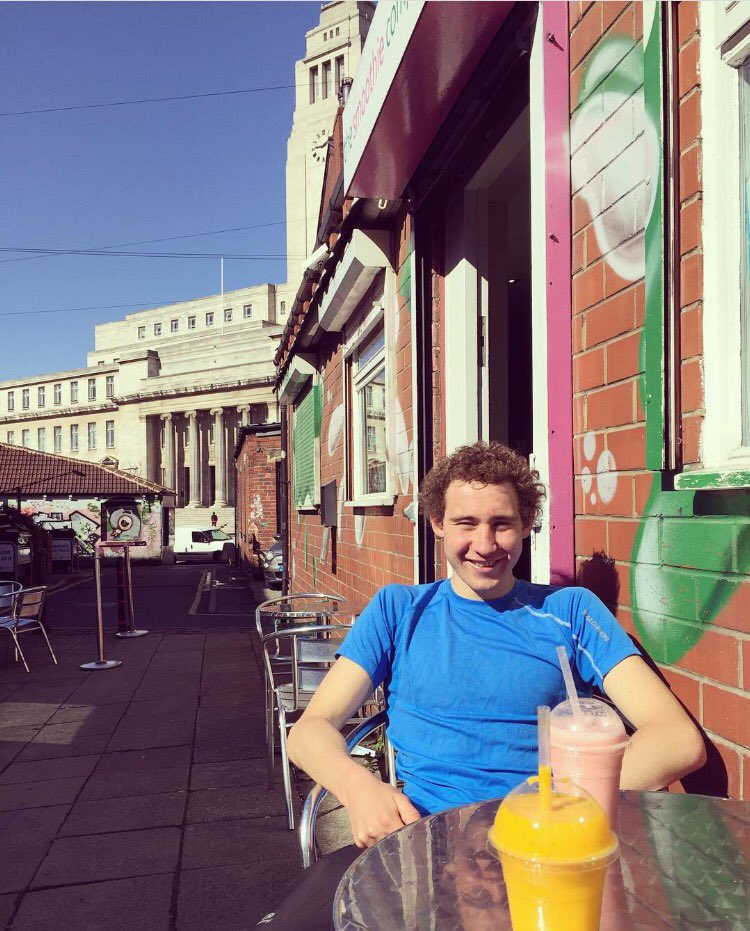 sophie_lewis93's tweet photo. Smoothie co breakfast on a beaut day in Leeds with @AliRRRogers ☀️ https://t.co/hPnFKz6IbY