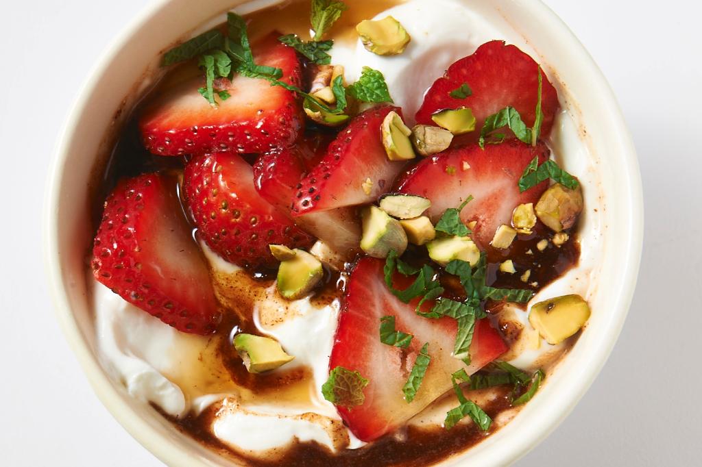 runnersworld's tweet image. These 6 savory and sweet mix-ins punch up the nutritional profile of Greek yogurt. spr.ly/6018BqBWi