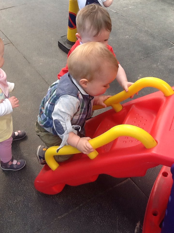 ashbridgebabies's tweet photo. Cygnets having lots of fun playing outside  #letsgetsphysical 😀 @ashbridgeschool https://t.co/Zmx14FmAJE