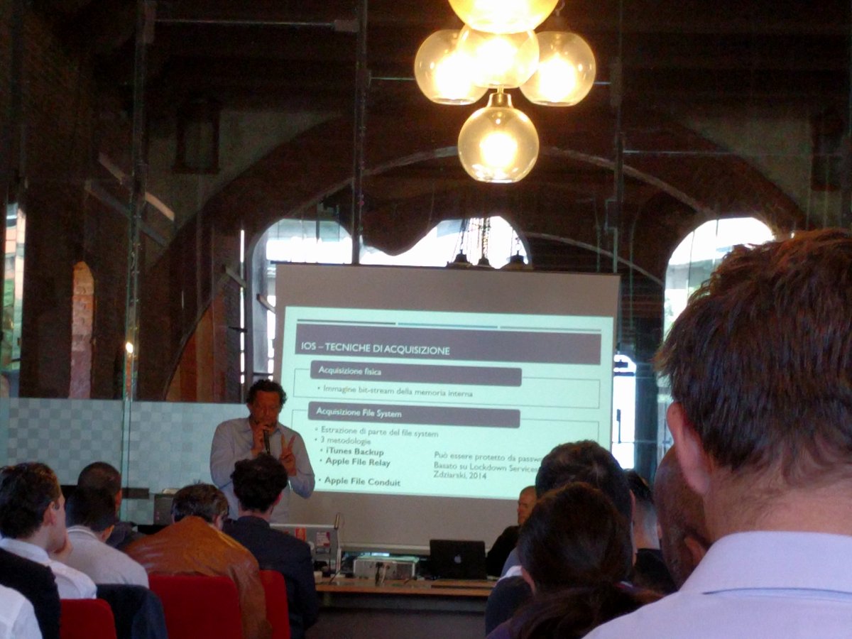 ShielderSec's tweet photo. @mattiaep Backup vs Acquisizione Fisica ad #iPhoneForensicsDays https://t.co/dYxxWThfjd