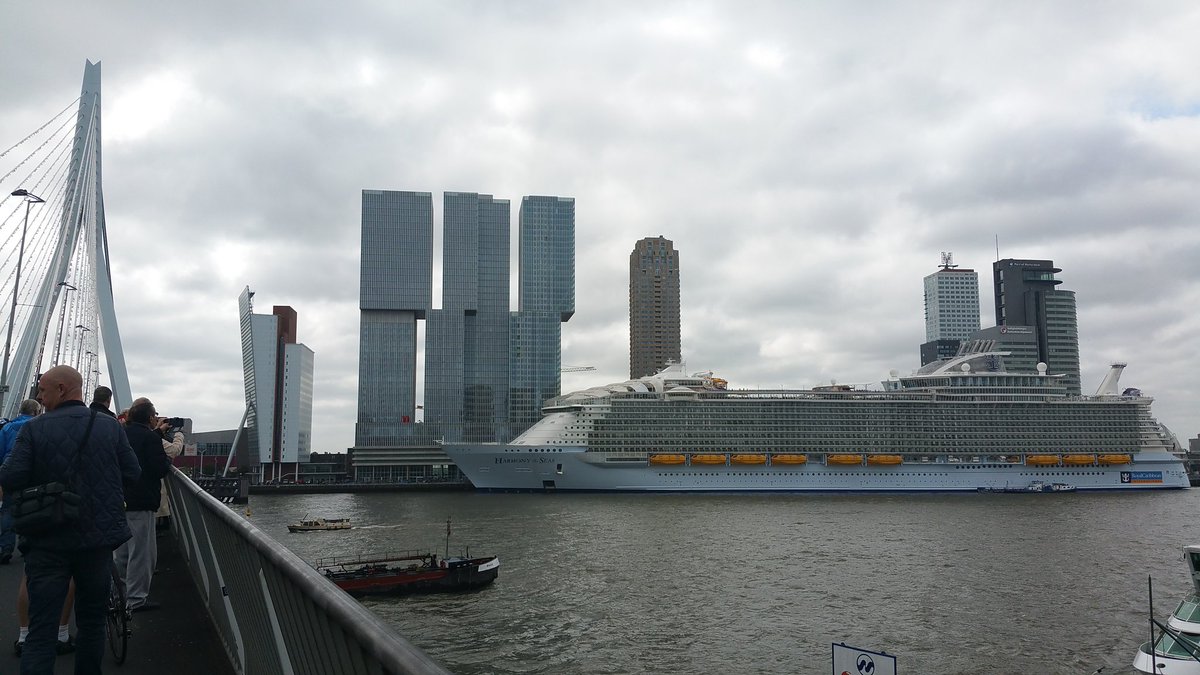 MMLVDV's tweet photo. File op de #Erasmusbrug voor dit ernorme bakbeest. Geweldig mooi cruiseschip! https://t.co/0ePJDejwel