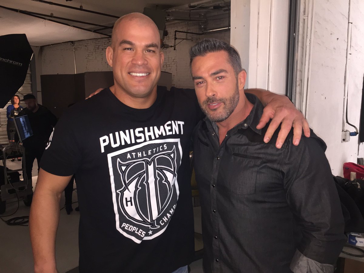 ParamountNetNL's tweet photo. Contractor @Skip_Bedell &amp; MMA-fighter @titoortiz. Wisten jullie dat Skip ook een MMA-achtergrond heeft? #MMA #CAC https://t.co/iGXLuG5mMq