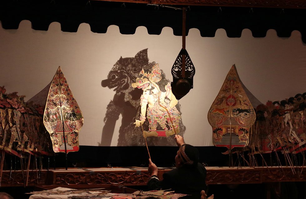 NakedPuppets's tweet photo. Javanese Wayang Kulit Shadow Puppetry in NYC - https://t.co/obmfcgyt5H https://t.co/p4tPDRI1dF