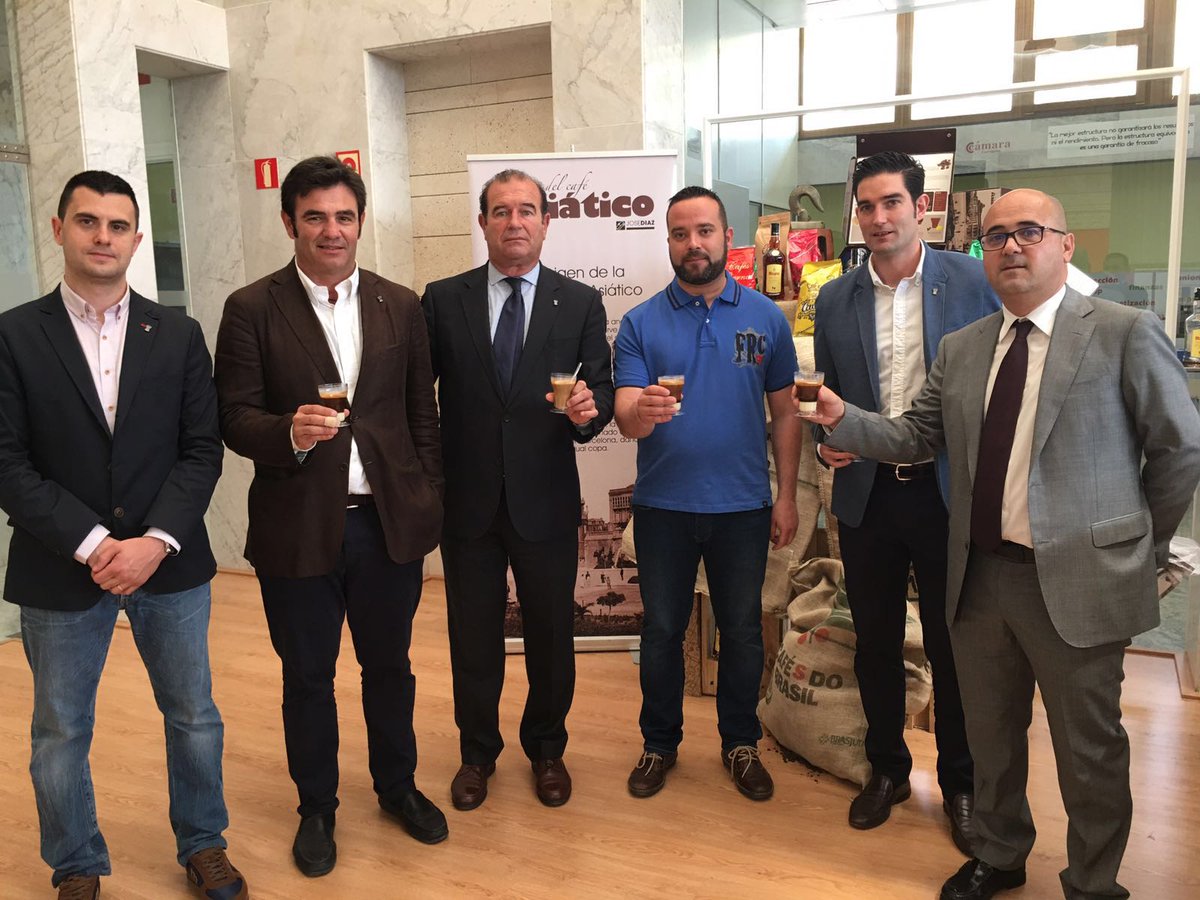 Pdte y Vicesec en la presentación de la nueva copa de #CaféAsiático desechable de <a href="/JoseDiaz1898/">José Díaz S.L</a> en <a href="/CamaraCartagena/">Cámara de Cartagena (España)</a>