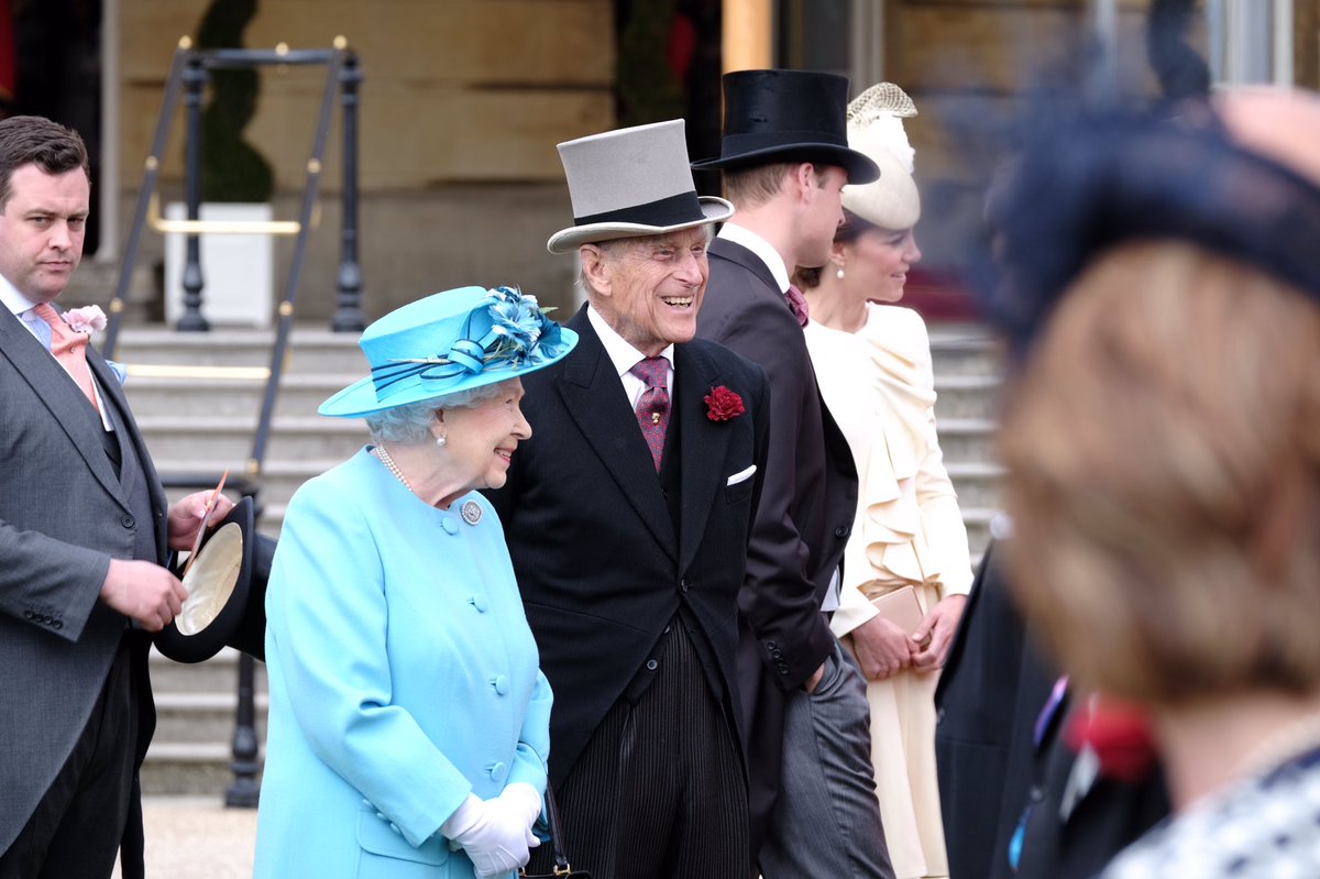 RoyalFamily's tweet photo. Glorious sun at Buckingham Palace as The Queen and The Duke chat with guests at today's Garden Party https://t.co/PLfXJmd1xM