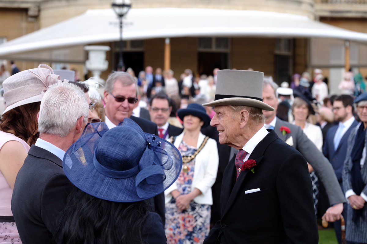 RoyalFamily's tweet photo. Glorious sun at Buckingham Palace as The Queen and The Duke chat with guests at today's Garden Party https://t.co/PLfXJmd1xM