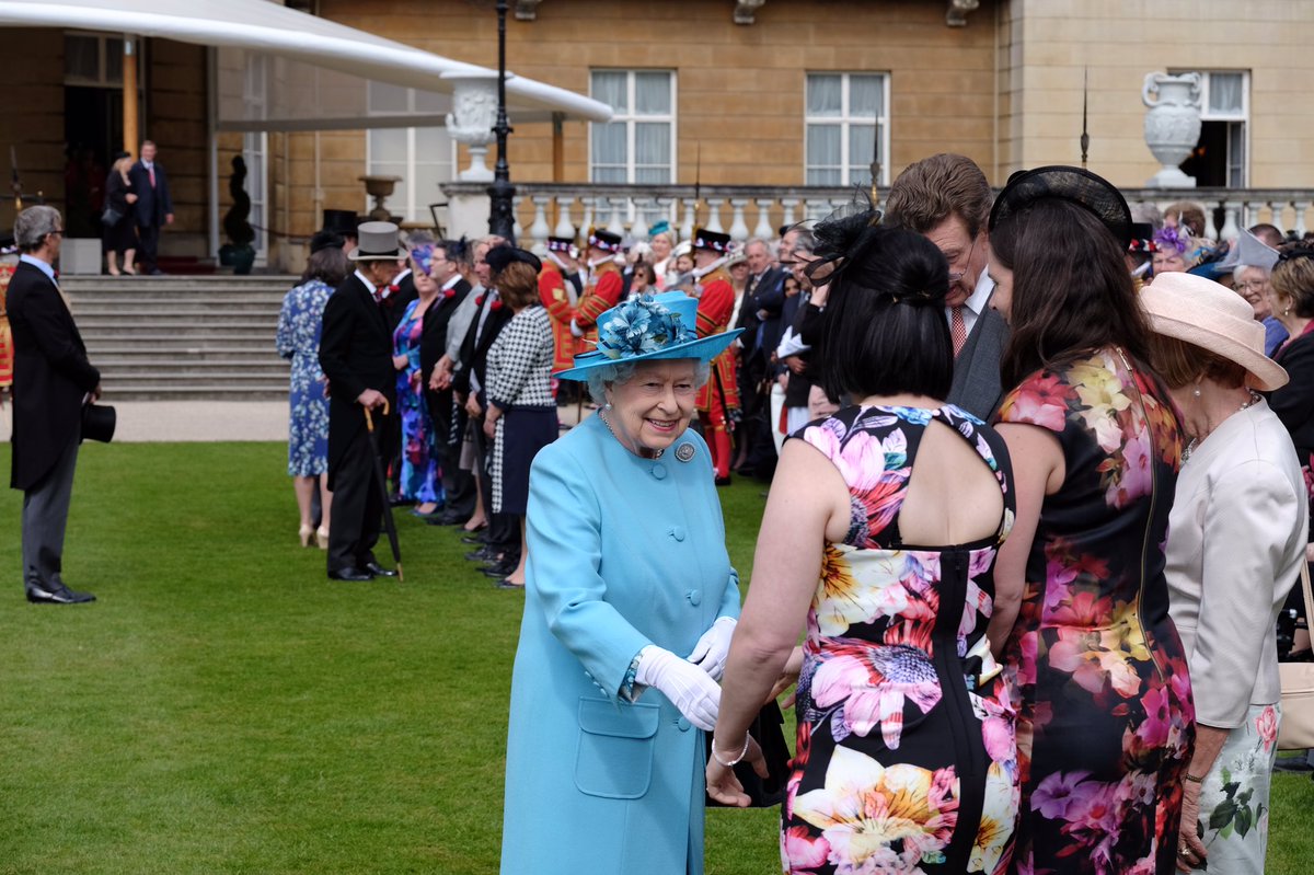 RoyalFamily's tweet photo. Glorious sun at Buckingham Palace as The Queen and The Duke chat with guests at today's Garden Party https://t.co/PLfXJmd1xM