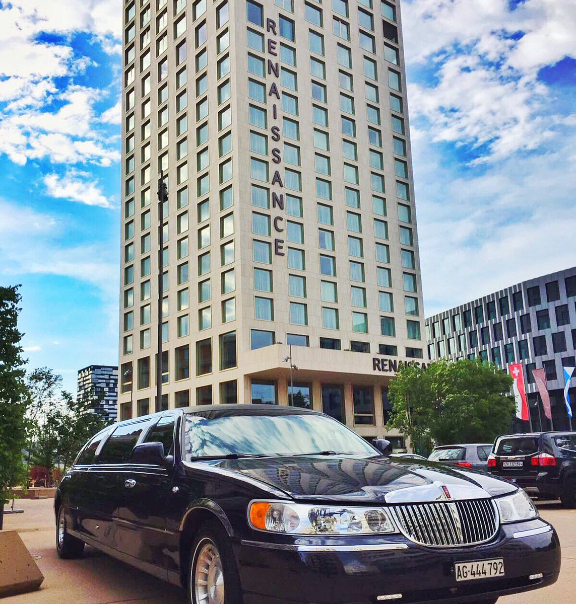 kuhnrobert's tweet photo. VIP Drive zum Renaissance Tower Hotel in Zürich. #vip #renaissancezuerich #renaissance #zürich #kiwilimo #business https://t.co/gBiW897WrB