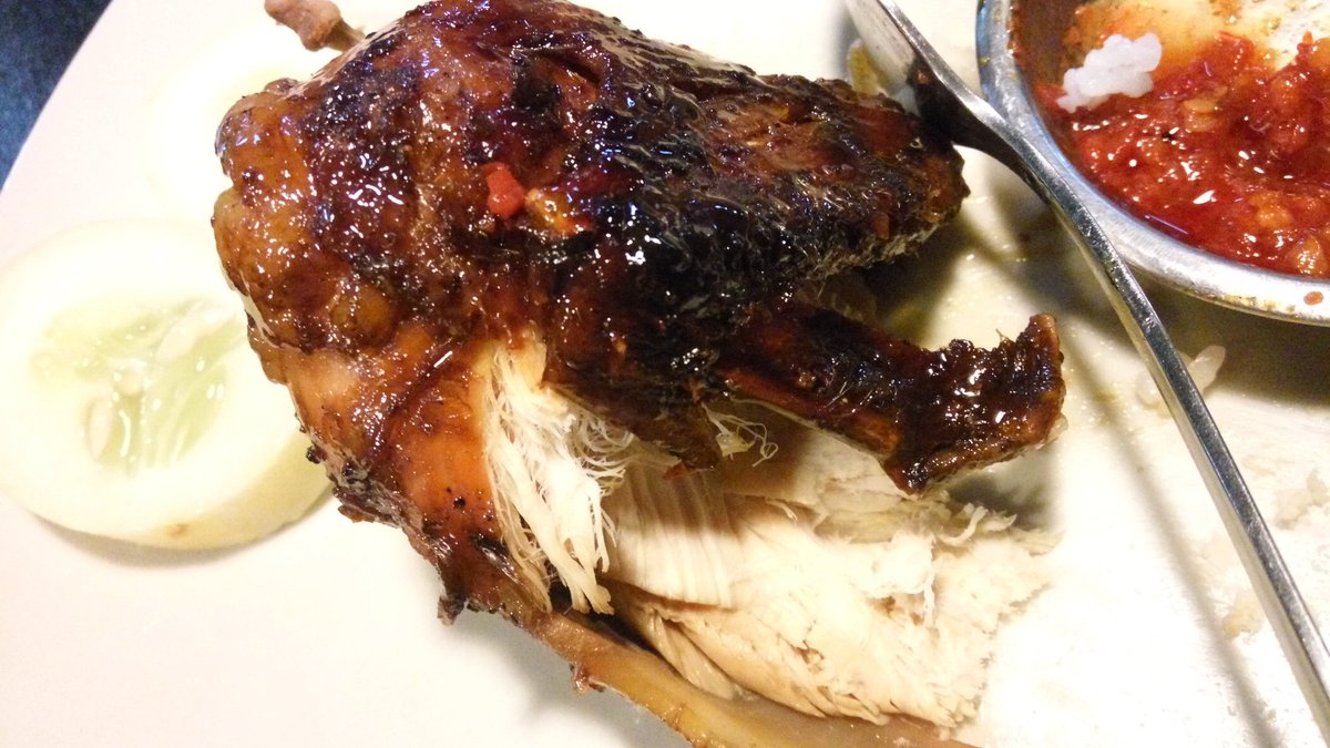 ngomong-ngomong soal pinned tweet, ayam bakar di <a href="/WarkopJunko/">Warkop Junko Kemang</a> ini enak bangettt :9 

dagingnya empuk, sambelnya pas!