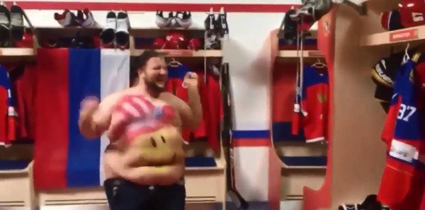 stavkiRU's tweet image. #раздевалка Мерзкий американский пранкер сделал вид, что надругался над формой Павла Дацюка stavki.ru/article/24747