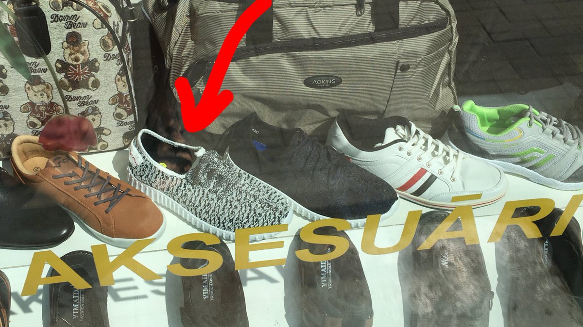 Pasaulē grūti dabūt Kanye Adidas botas,bet te uz Matīsenes pie aksesuāriem brīvi relaksē identiski neautentiskas!