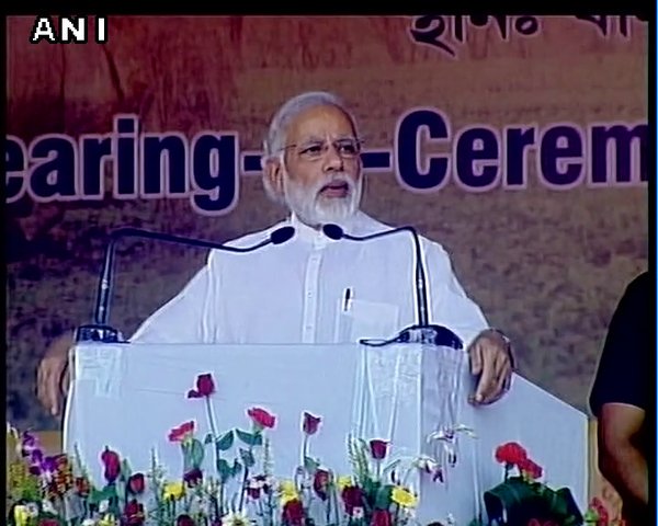 CNNnews18's tweet photo. PM heaps praises on Assam CM, says Sonowal will leave no stone unturned for the development of Assam
(Pic via ANI) https://t.co/vMUj08zBxm
