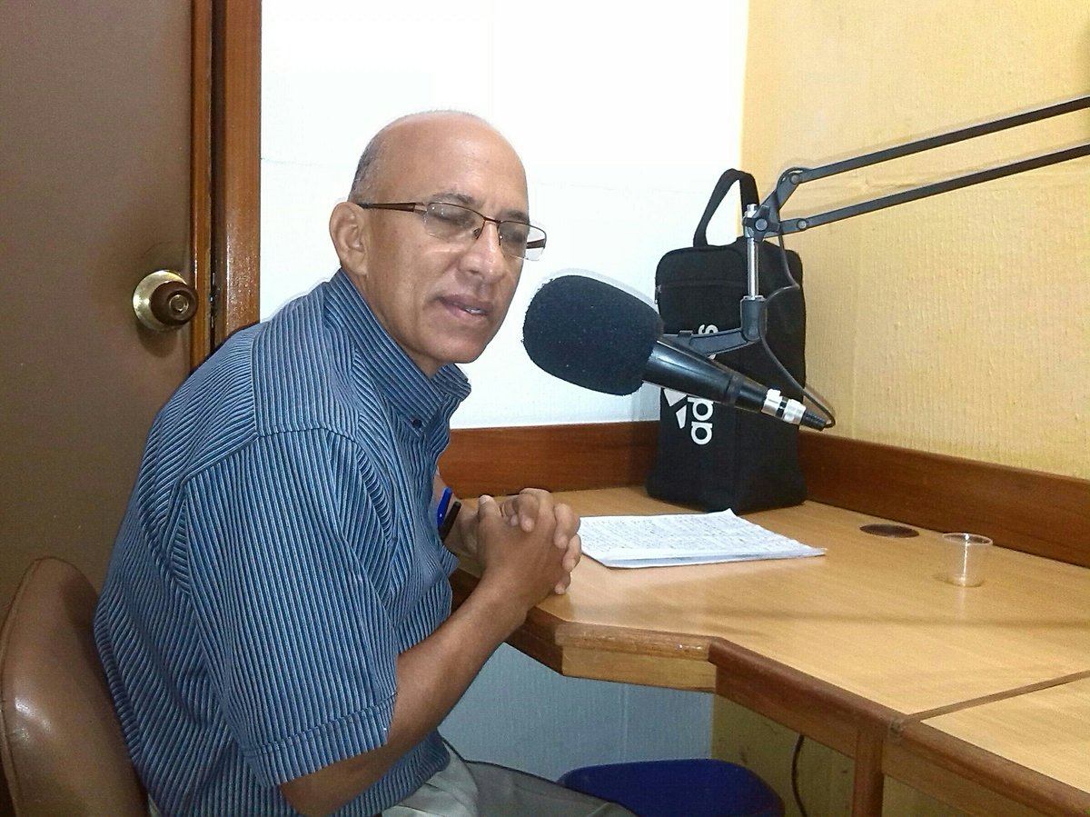 joseocanto's tweet photo. El economista Victor Ruiz en @contrasena102 por @TrujilloLa102 #La102 #AlAire https://t.co/EOP59SiuiD