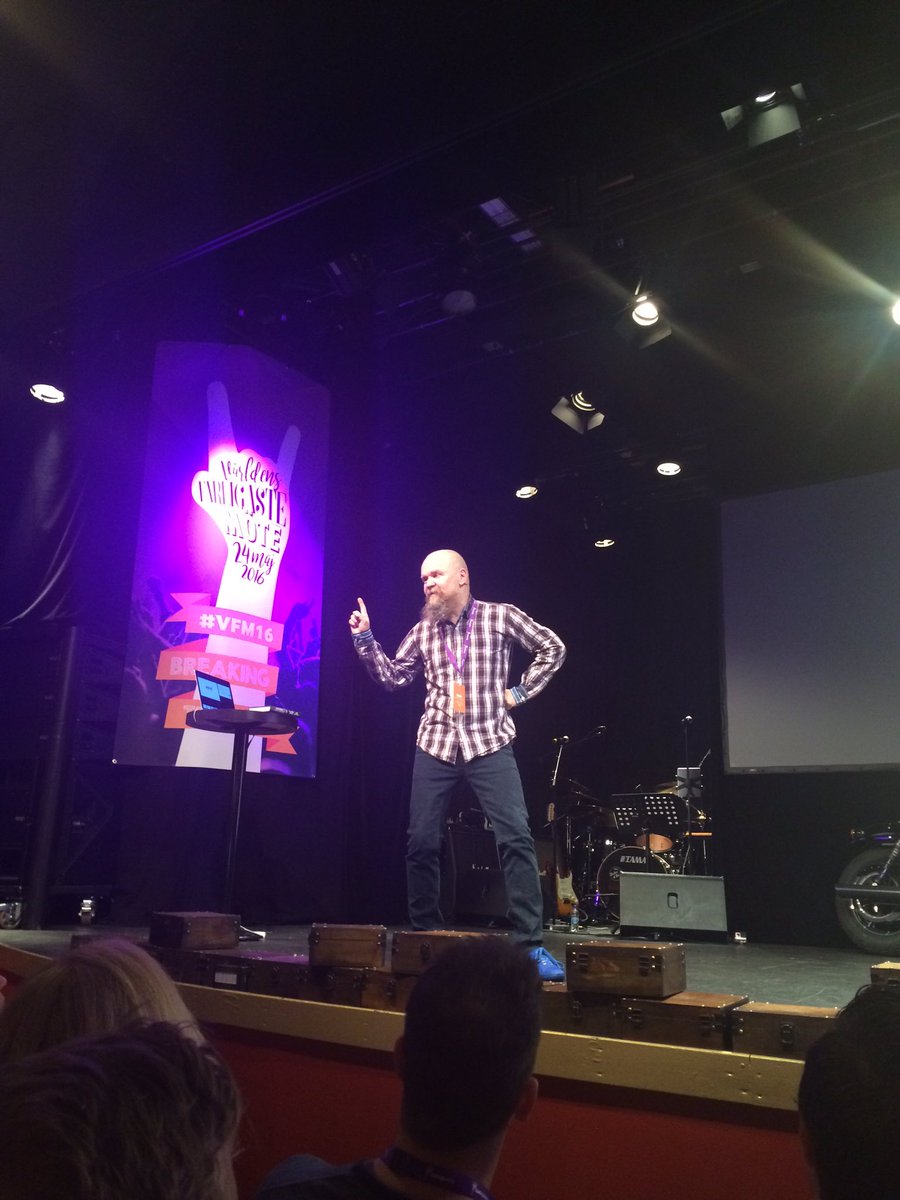 magnuspetterss's tweet photo. Bard inspirerar och engagerar, skulle bli en bra skolminister! #vfm16 https://t.co/x4cDhZF5MJ