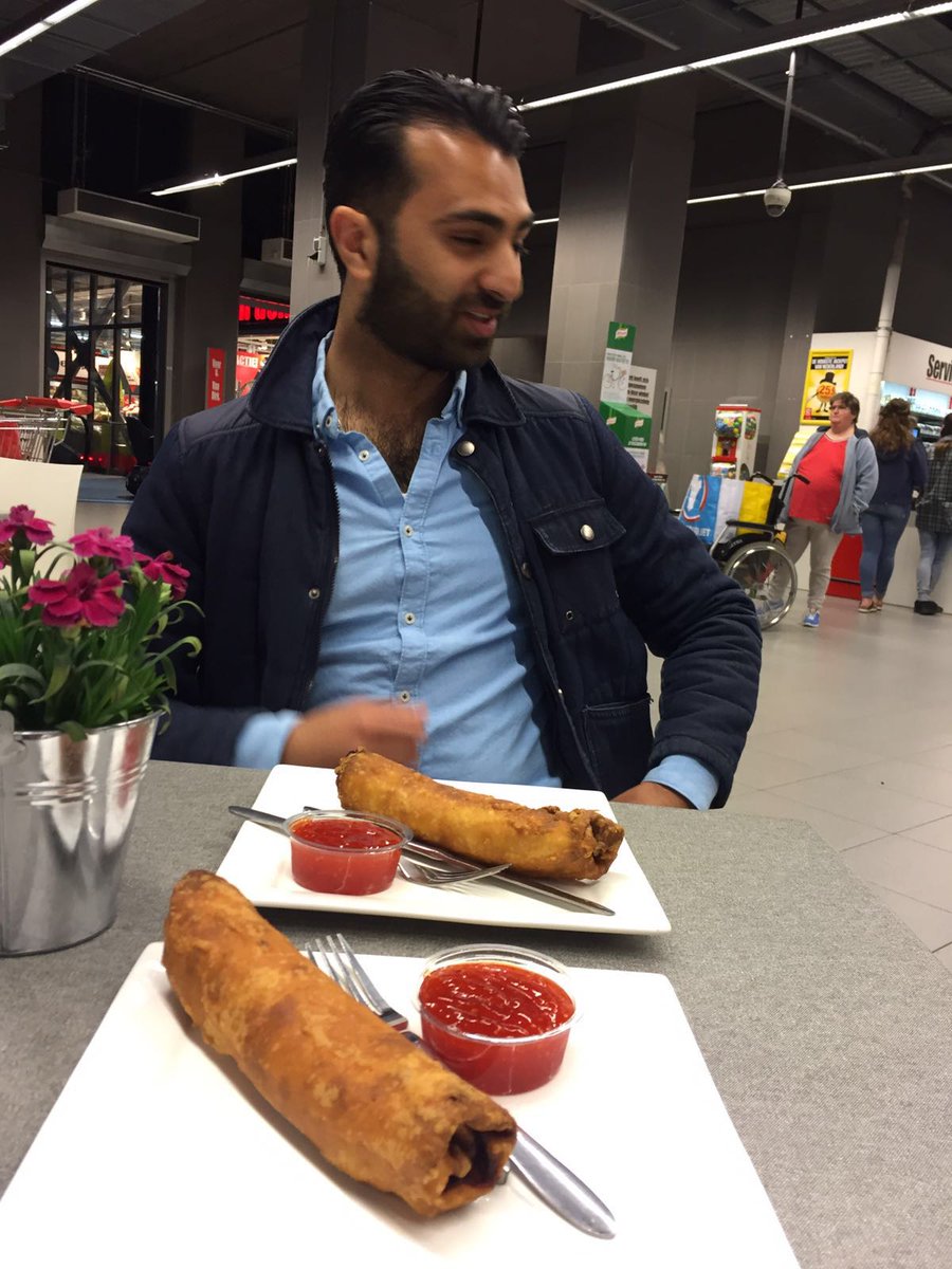 poplar_io's tweet photo. Druk met oplevering voor #crossoverchallenge, maar eerst even tijd voor een lekkere tonijn loempia! #poplar #finale https://t.co/JPMroj2884