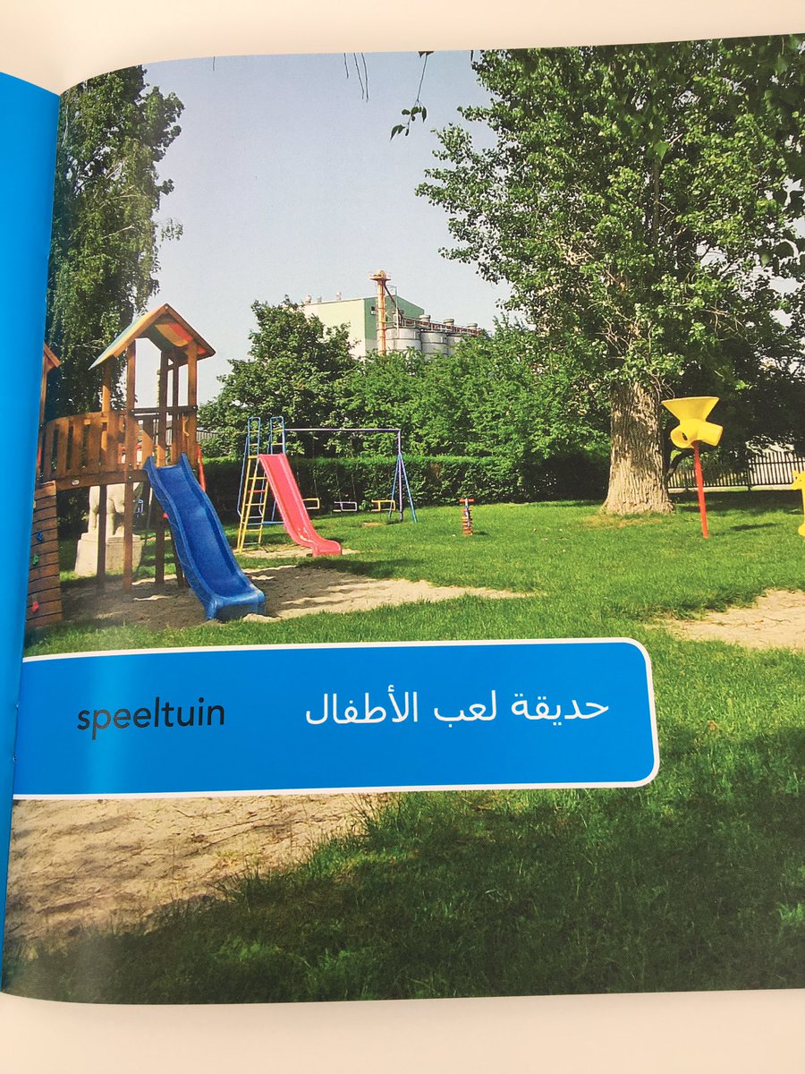 RindadB's tweet image. Hoe leuk! Kinderen maakten een boekje met voor hen belangrijke NL woorden, voor hun vluchtelingen-klasgenootjes!