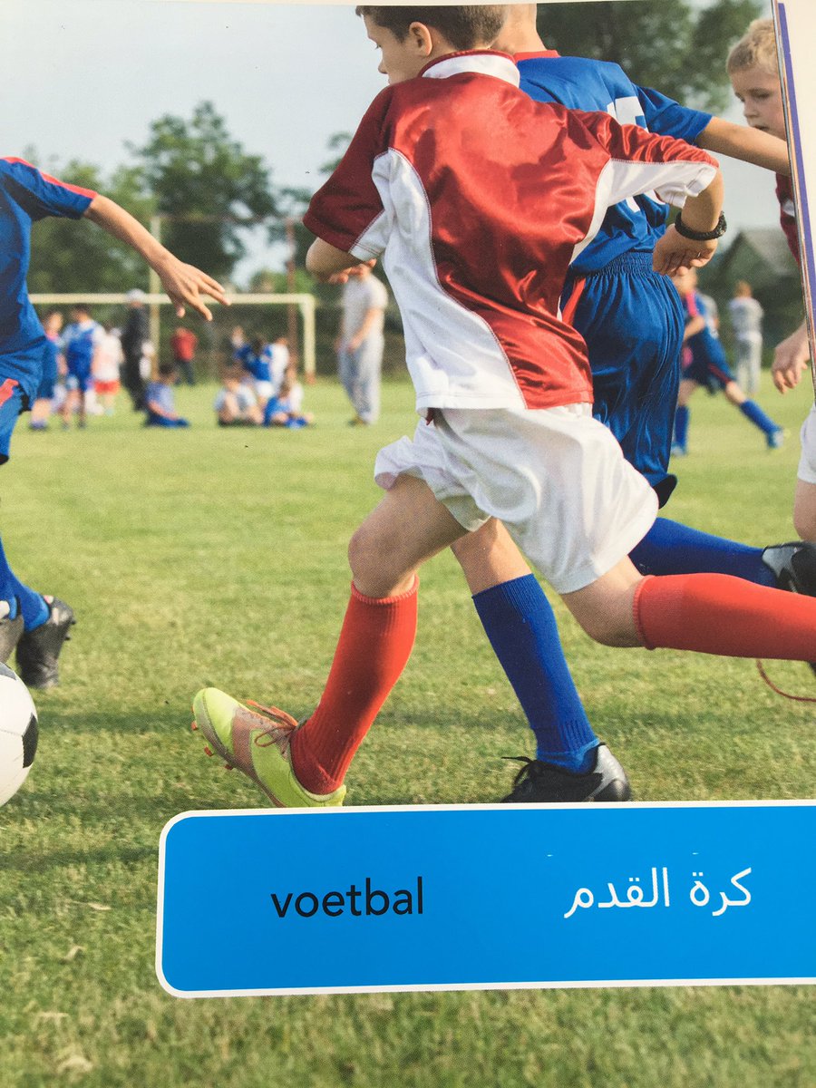 RindadB's tweet image. Hoe leuk! Kinderen maakten een boekje met voor hen belangrijke NL woorden, voor hun vluchtelingen-klasgenootjes!