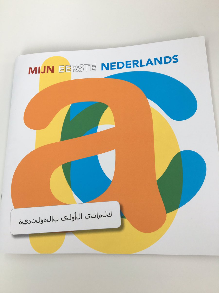 RindadB's tweet image. Hoe leuk! Kinderen maakten een boekje met voor hen belangrijke NL woorden, voor hun vluchtelingen-klasgenootjes!