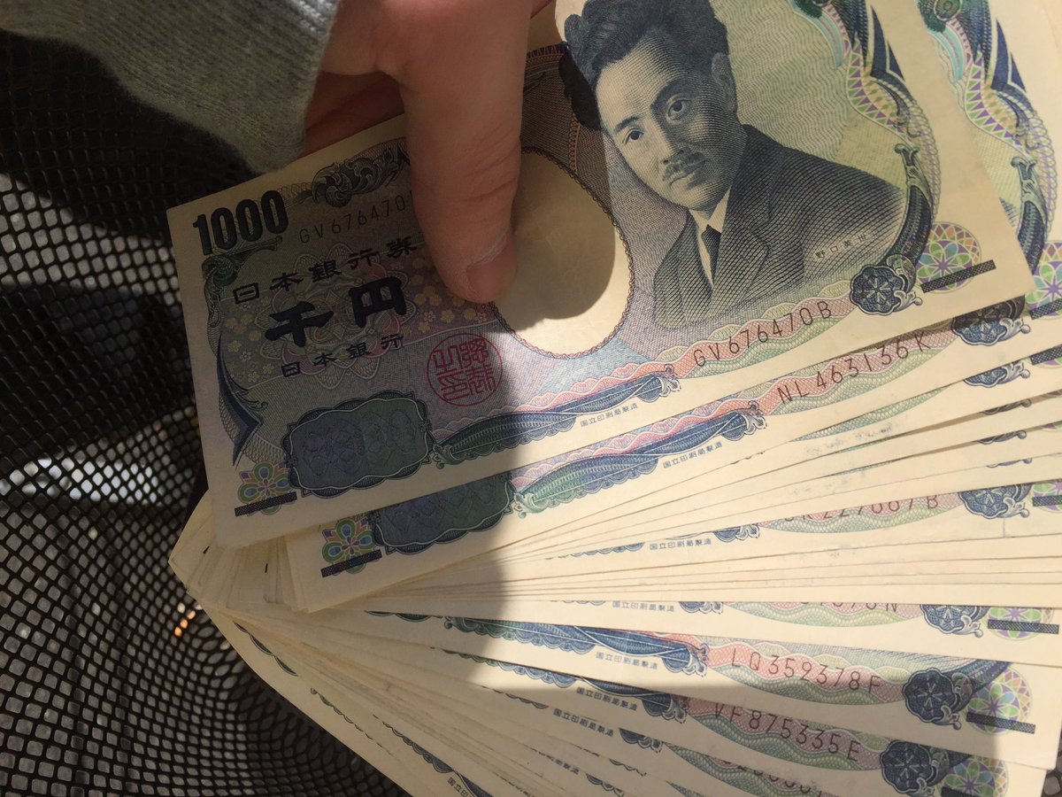 TakaakiStudio15's tweet photo. 銀行で両替押してないのに5万円分の1000円が出て財布に入らないですって銀行の人に言えない僕ちゃん https://t.co/v0OtHlR1n1
