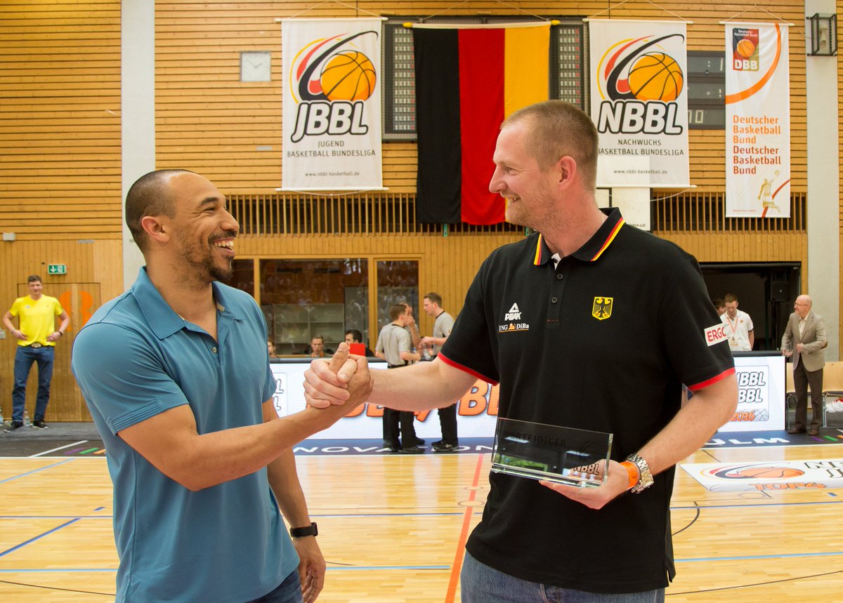 FCBB_Campus's tweet photo. In Vertretung für @jallow88 hat @GreeneDemond die Ehrung für den besten Verteidiger in der #NBBL entgegengenommen. https://t.co/2mhHRsnSmt
