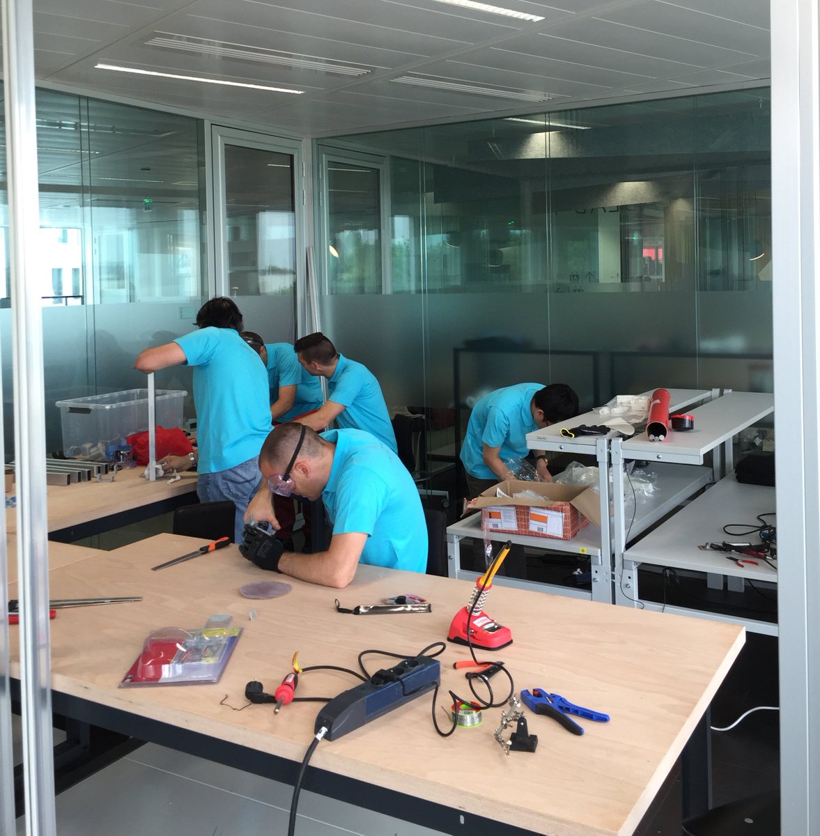 romainlalanne's tweet photo. On transforme les bureaux #DigitalSNCF en Fablab pour le programme #trainDROID https://t.co/RMhG0PaMQj