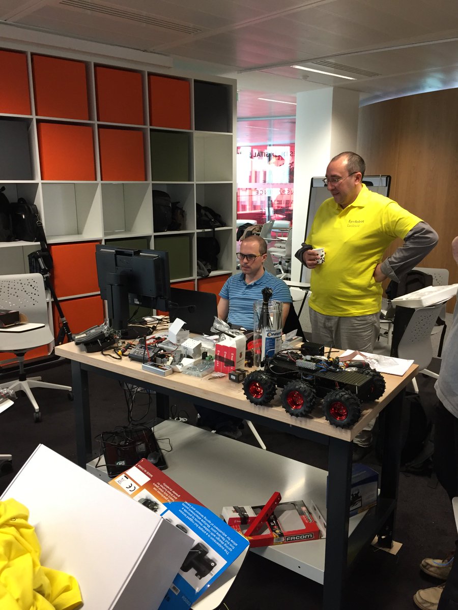 romainlalanne's tweet photo. On transforme les bureaux #DigitalSNCF en Fablab pour le programme #trainDROID https://t.co/RMhG0PaMQj
