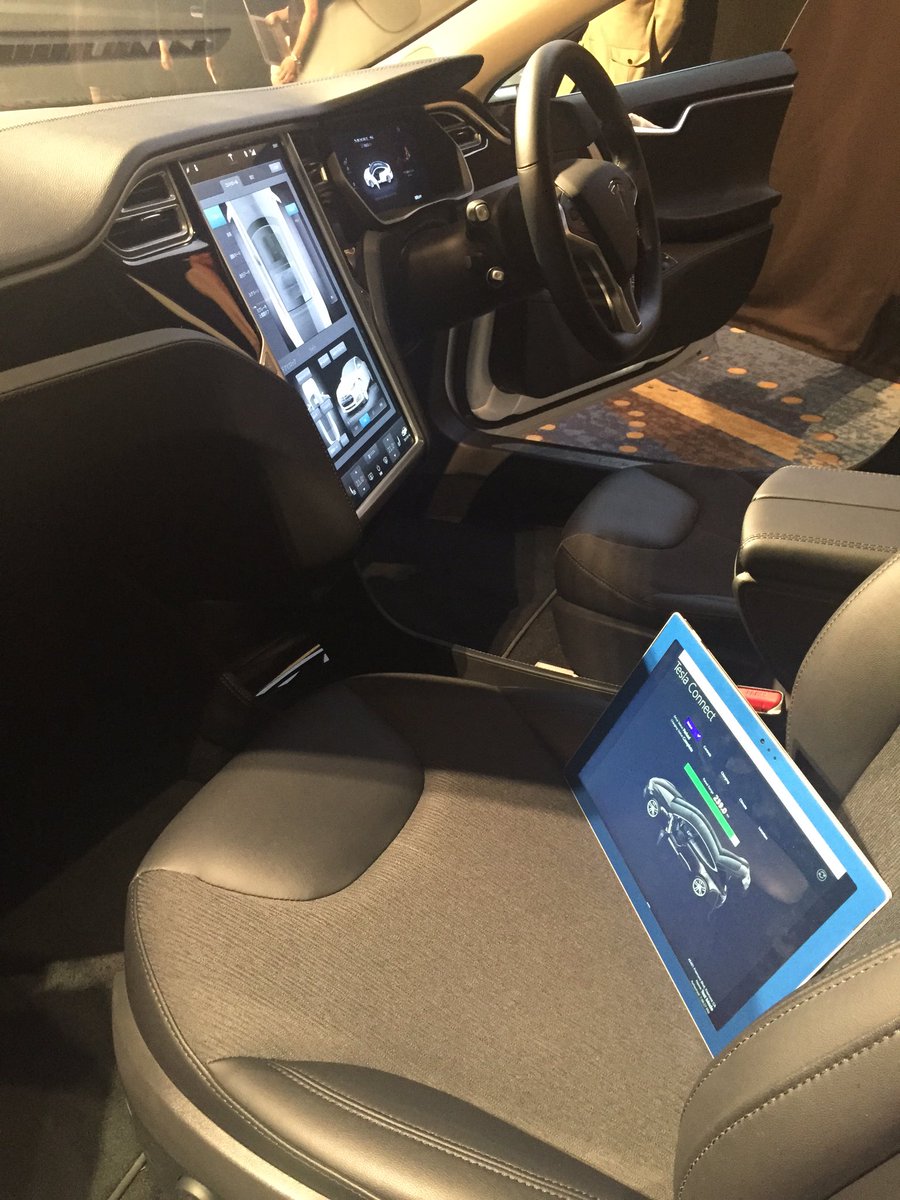 t_wada's tweet image. Surface でテスラを操作。近未来感があってよかった #decode16