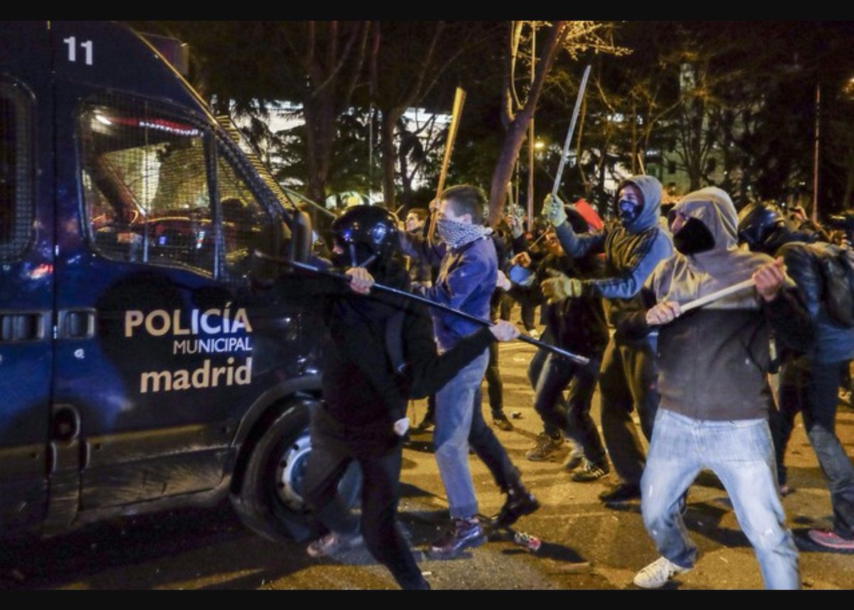 Es salvaje y medieval exhibir el rabo de un toro,apalear y exhibir el casco del policía herido no. Así va España