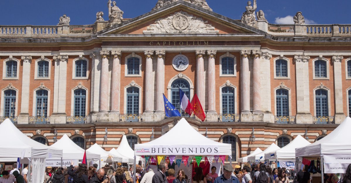 Toulouse's tweet photo. Toutes les langues du monde ont la parole ce dimanche place du Capitole 🌍 https://t.co/fY7Z0boCd1 https://t.co/DWXPptT3rt