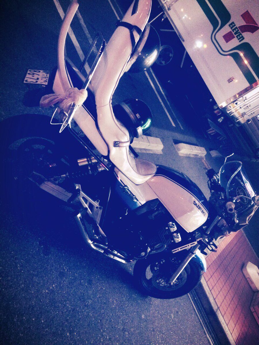 ipad01231's tweet photo. 不動です！GSX400
チャンプロードも載りました！
塗装屋で塗装してるから
めっちゃ綺麗です！
多少汚れはあるけど
シンナーとかで吹いたら
とれる範囲です。
純正シート
テール２つ付きです！

拡散希望
値段は交渉次第です！ https://t.co/BL4q6GAxle