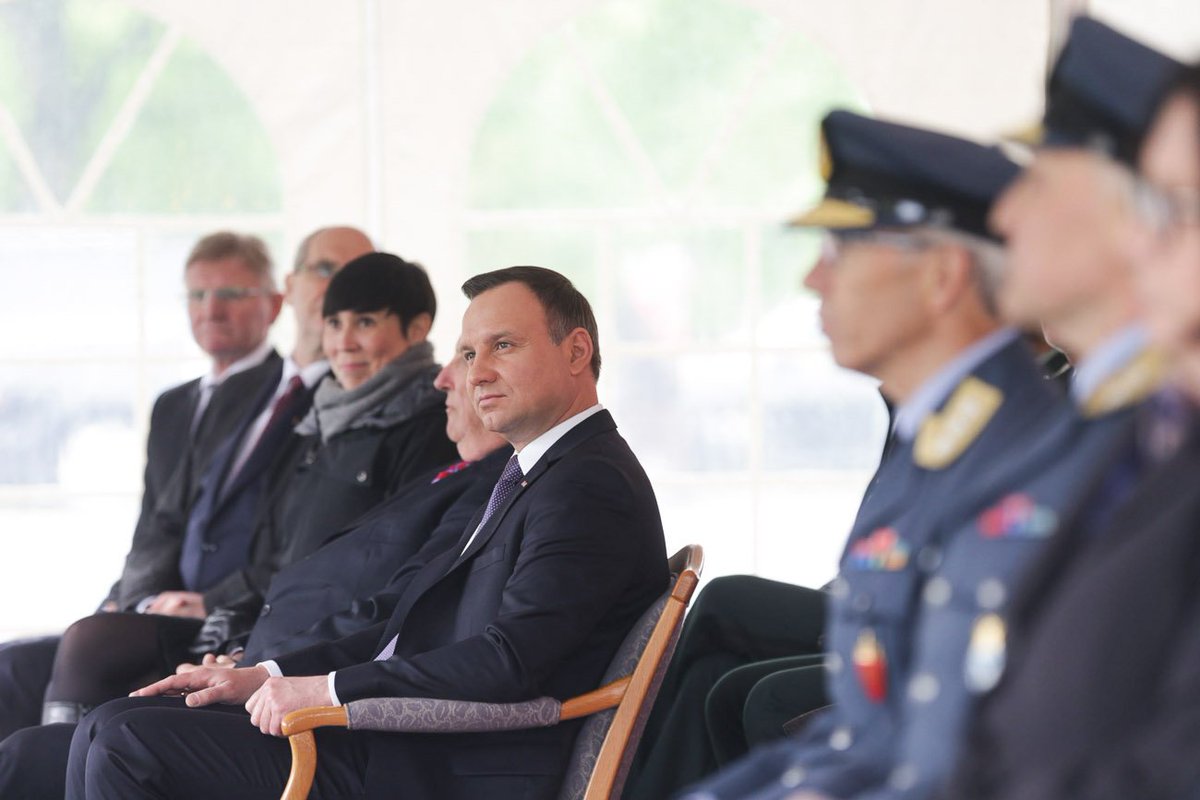 prezydentplarch's tweet photo. Podpisanie Listu Intencyjnego, w obecności PAD i Króla Norwegii, pomiędzy PGZ S.A. a Kongsberg Defence&amp;Aerospace AS. https://t.co/axJof7anoW