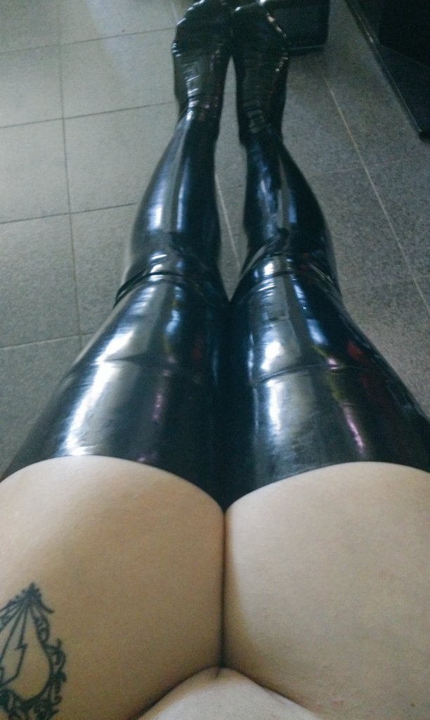 Love my látex tights ! ?? https://t.co/yGkKWUmSRx