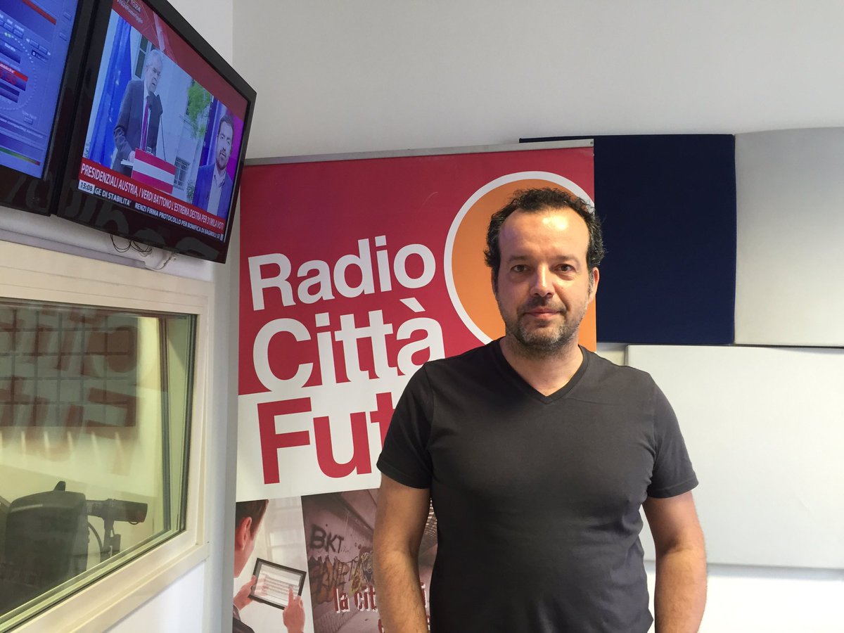 RCittaFutura's tweet photo. Mario Perrotta in studio per presentare il libro #ilpaesedeidiari pubblicato da @terredimezzo https://t.co/IuhXieokwY