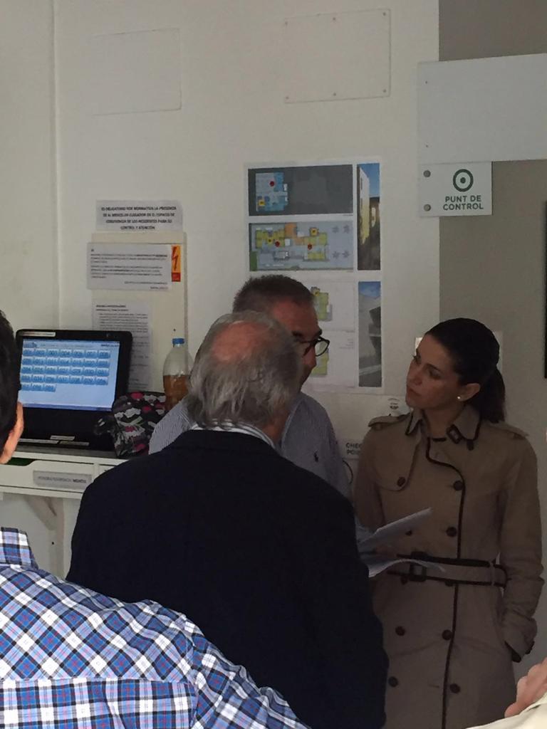 AndresruedaS's tweet photo. Hoy visita de trabajo: @InesArrimadas @CiutadansCs. Repaso "in situ" d los graves problemas d los centros. #ilpAscad https://t.co/GxiC48sL81