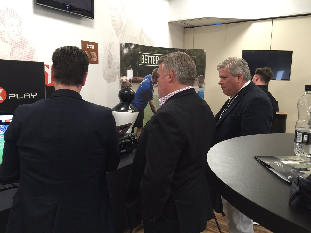 dukesanalysis's tweet image. Jason Leonard visiting the #myplayxplay stand at #rugbyinnovationsummit learning about our HIA functionality