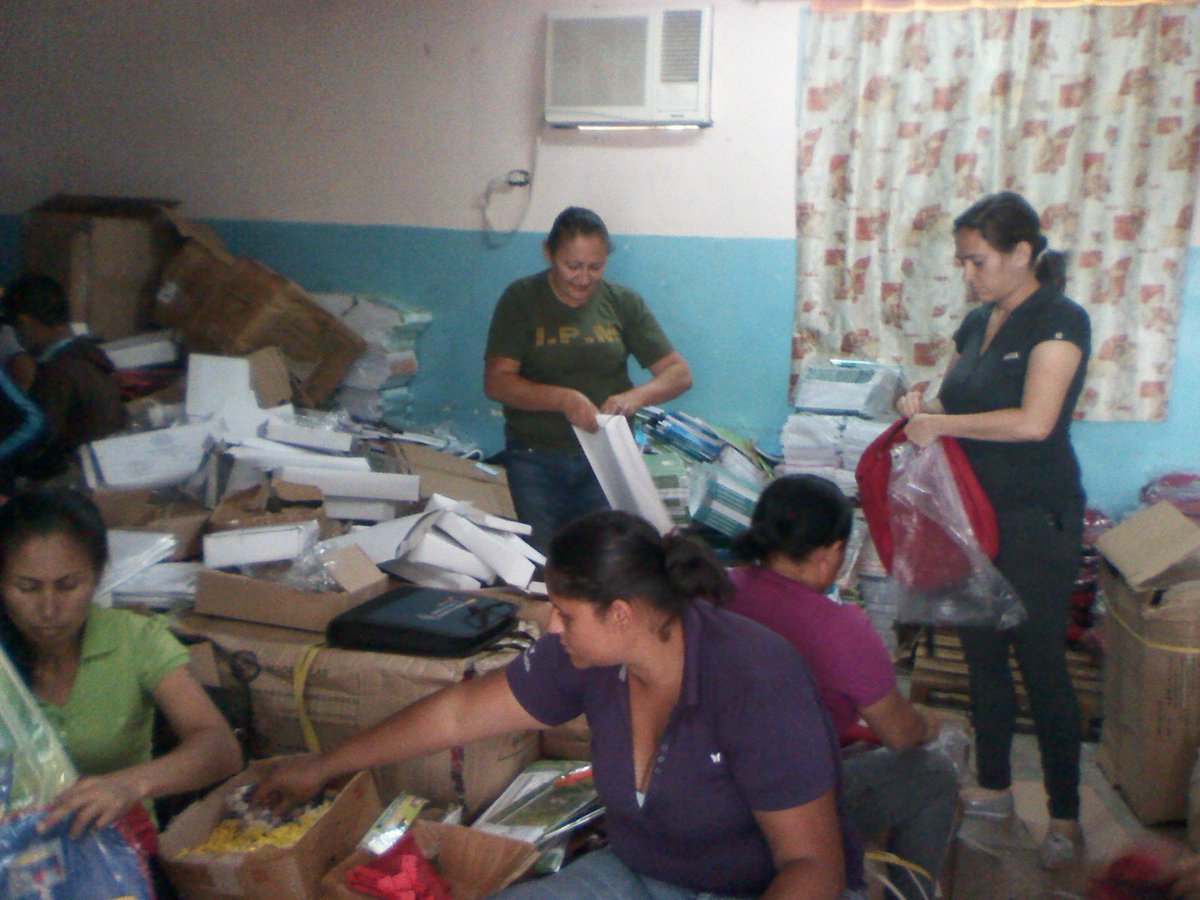 cbitfederacion's tweet photo. #AsiSeTrabajaConFundabit apoyando la entrega de morrales https://t.co/PoyZnoFcjb