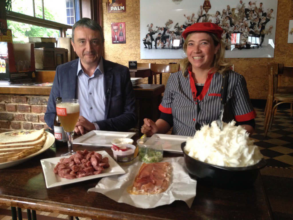 Nieuw erkend #streekproduct van slager Gaston in SPL: kruidensmout en Dirk was er bij! Dit weekend in Viva #RingTV