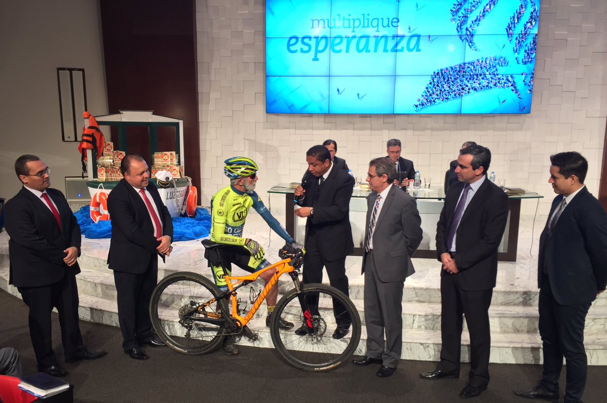 Helio, ícone no ciclismo profissional, conhece a <a href="/TVNovoTempo/">Novo Tempo</a> <a href="/arenadofuturo/">Arena do Futuro</a> e encontra a Verdade. Benção!