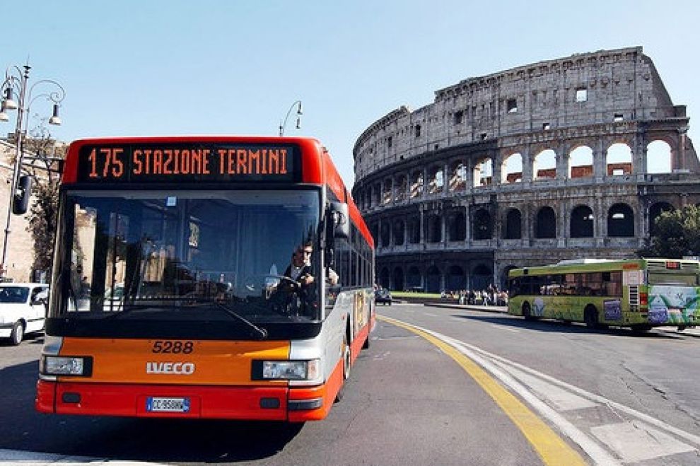 ManDelFuorisede's tweet photo. Gli autobus che conducono all’Università https://t.co/oAupO9T1Iu https://t.co/W9MbvJt5wN