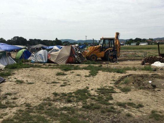 AneIrazabal's tweet photo. Excavadoras para borrar un gran fracaso europeo
#Idomeni (Vía Inter Volve) https://t.co/w21bZ1qkhk