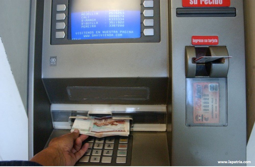 Verifique el dinero discretamente antes de salir del cajero, no comente sus transacciones. #SeguridadBancaria