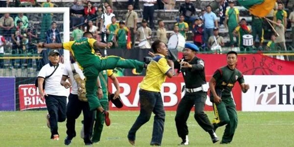 #BolanetQuotes Gatot S.D Broto: "Jika salah, PS TNI sepatutnya kena sanksi. Ini negara hukum, ikuti aturan berlaku."