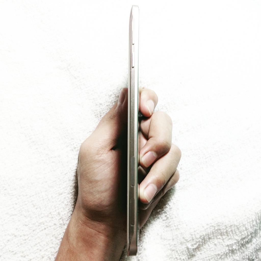 mjamesperez's tweet photo. A review from a normal-not-so-techie user lol. 😂 @samsungph @samsungmobile Visit: https://t.co/p4o7m0bGZK https://t.co/vh3U8ohlck