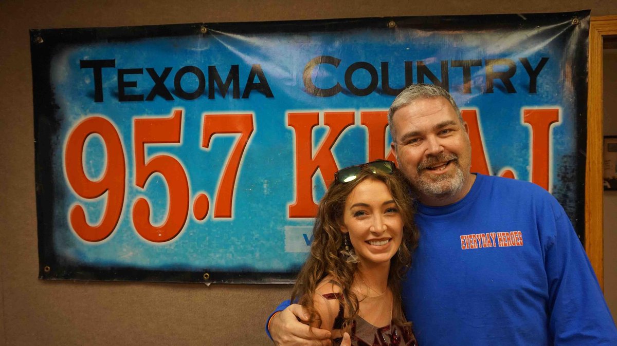 DonicaKnight's tweet photo. TY @957KKAJ #RobCarter #scratchingnoses!!! @DonicaKnight #CantBuyASouthernGirl #LoveAintAPrize #ActingLikeALady https://t.co/kH53OwOZUi