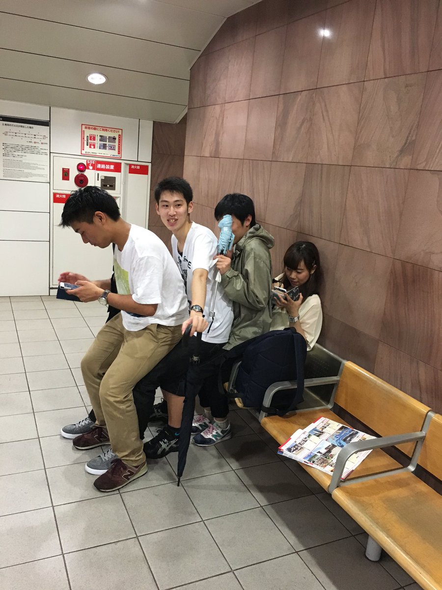 福岡大学 合氣道部 電車のホームに椅子が少ないの それで N先輩が みんなも座っていいよ と言葉くれたの すると後輩達みんな空いてる椅子じゃなくnおん先輩の膝の上に座るというね 他のお客様の為に席を空けてやるという優しさ N先輩も後輩達もみんな