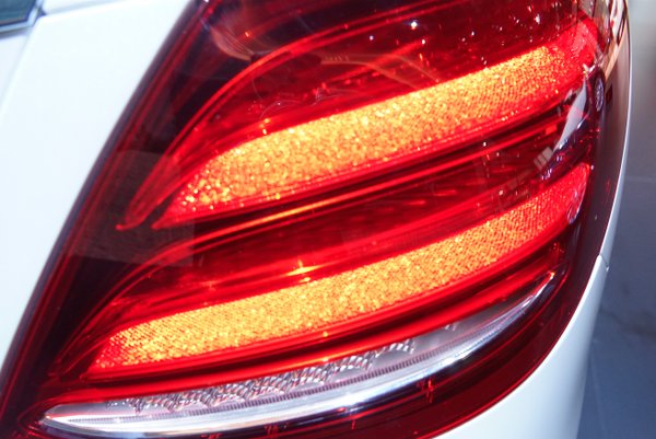 Afstå Sammentræf udsættelse Mercedes-Benz USAㅤ on Twitter: "The 2017 E-Class offers available "stardust  effect" reflector technology for its tail lights. https://t.co/pAy7ciQv1y"  / X