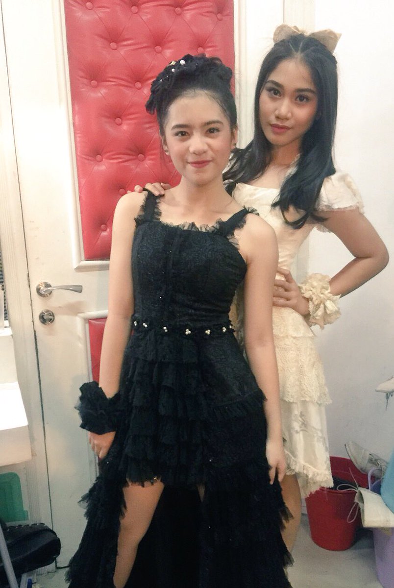 vankaaa_a's tweet photo. ACHA HBD YA 
ciye dah 17 duluan! 
makin baday,cetar membahana ya smngt juga sklhnya 😛#Sweet17thAwAwAwcha https://t.co/kagGRHItBm