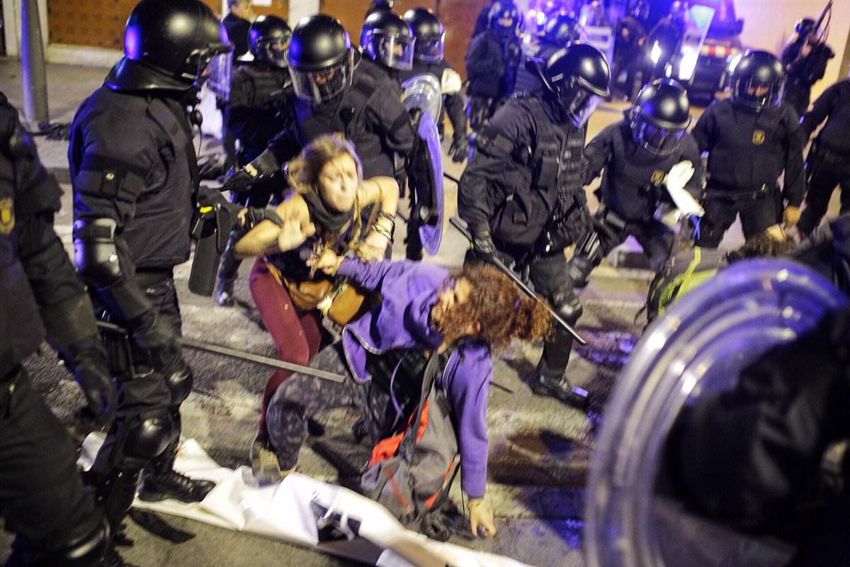 jordiborras's tweet photo. Sense avís previ ni violència per part de manifestants han carregat indiscriminadament #ElBancResisteix https://t.co/wN0nyhwQTY