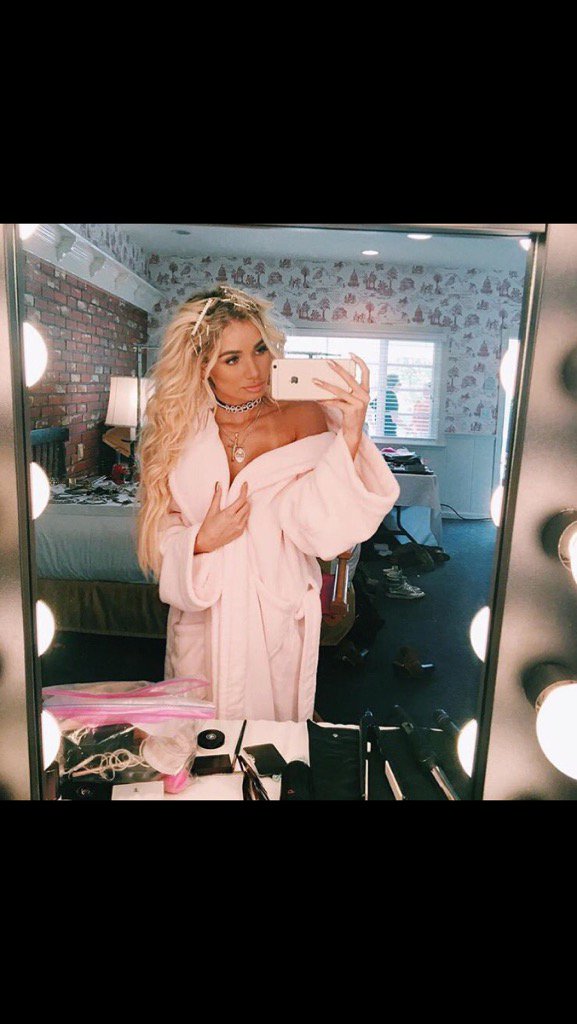 BellaHadidBss's tweet photo. NOTTE NOTTE 💓 https://t.co/ZCQCbQrXQh